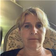 Professeur des écoles donne cours de soutien aux élèves jusqu’à la sixième